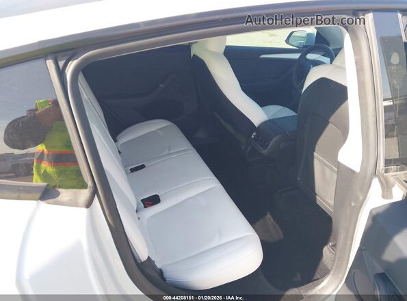 7SAYGDEE4RA290686 2024 TESLA MODEL Y White VIN կոդի պիտակի տեսք