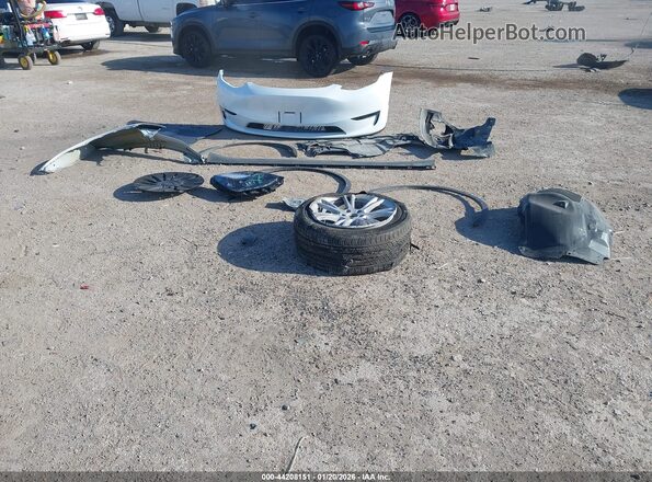 7SAYGDEE4RA290686 2024 TESLA MODEL Y White Սարքավորումների վահանակի տեսք