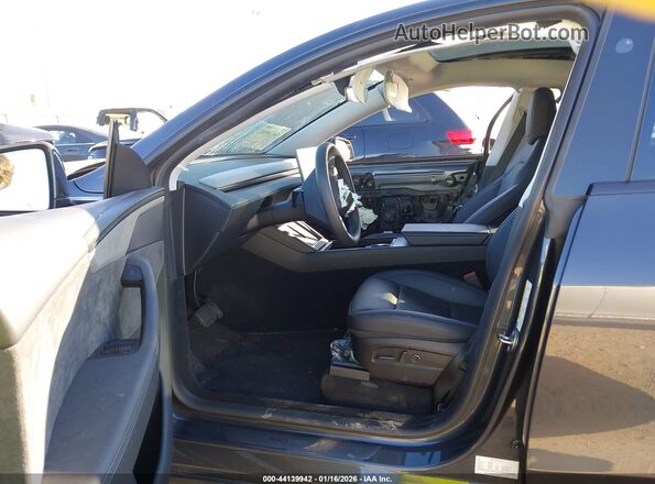 7SAYGDEE4TA398149 2026 TESLA MODEL Y Gray წინა სალონის ხედი