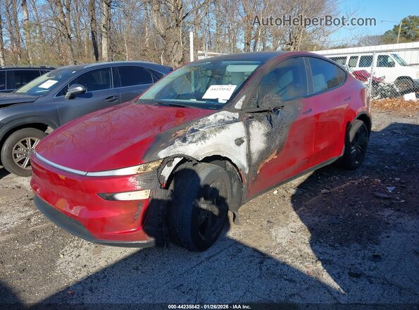 7SAYGDEE5TA410065 2026 TESLA MODEL Y Red Առջևի ձախ երեք քառորդ տեսարան