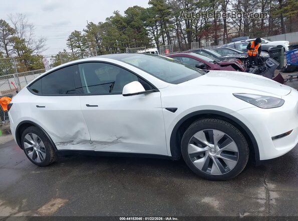 7SAYGDEE8RA218597 2024 TESLA MODEL Y White Սալոնի հետևի տեսք