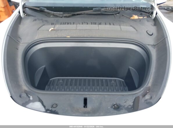 7SAYGDEE8RA218597 2024 TESLA MODEL Y White Հետևի տեսք