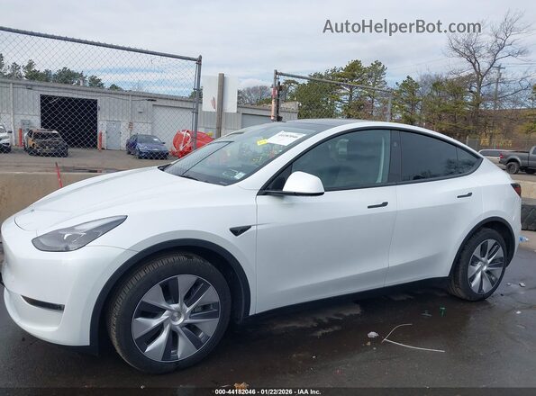 7SAYGDEE8RA218597 2024 TESLA MODEL Y White Սալոնի 360 աստիճան տեսք