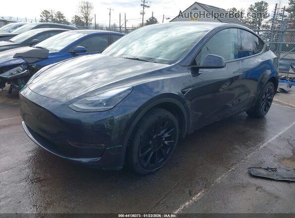 7SAYGDEE8SF270675 2025 TESLA MODEL Y Серый Передняя левая четверть