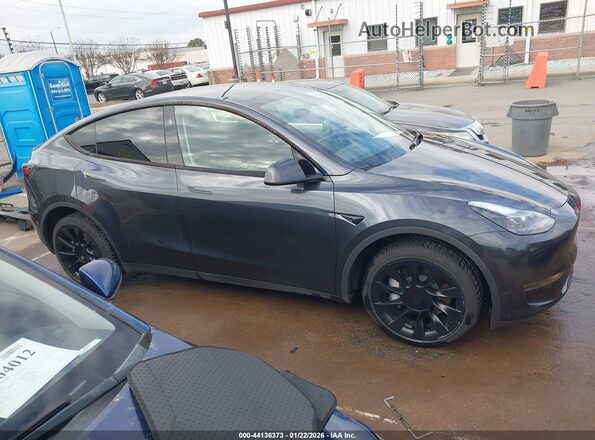 7SAYGDEE8SF270675 2025 TESLA MODEL Y Серый Вид задней части салона