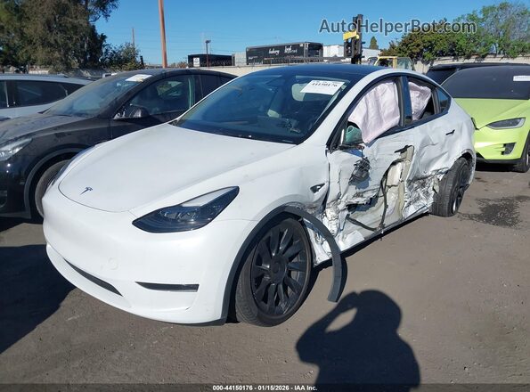 7SAYGDEE9RA222562 2024 TESLA MODEL Y Белый Передняя левая четверть