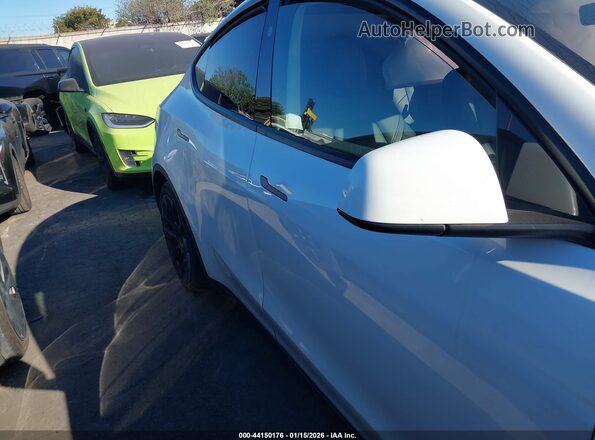 7SAYGDEE9RA222562 2024 TESLA MODEL Y Белый Вид задней части салона
