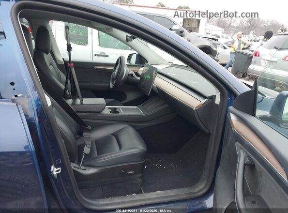 7SAYGDEEXNF574398 2022 TESLA MODEL Y Blue Front interior view