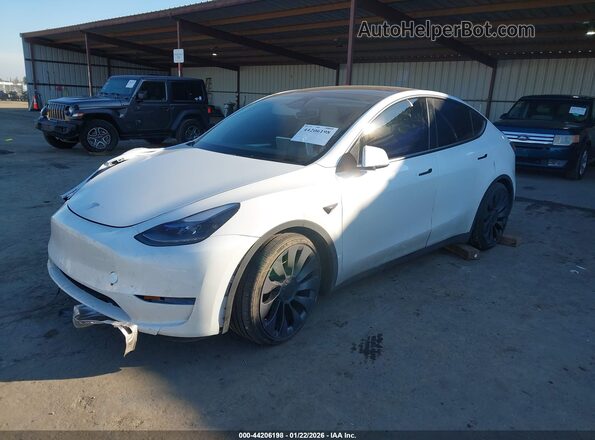 7SAYGDEF0RF072790 2024 TESLA MODEL Y White წინა მარცხენა ხედი სამი მეოთხედიდან