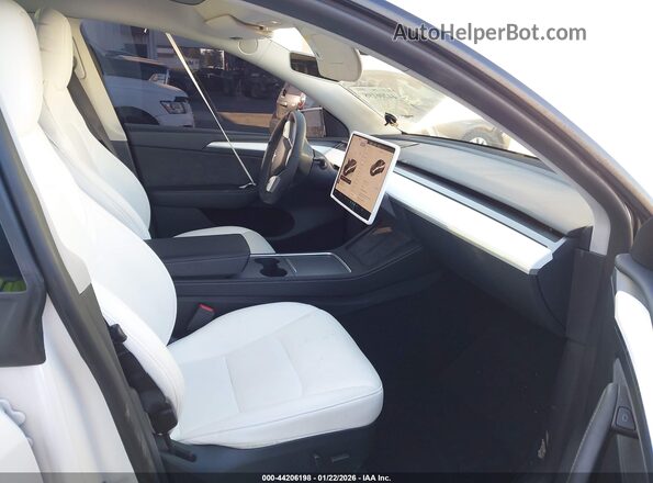 7SAYGDEF0RF072790 2024 TESLA MODEL Y White წინა სალონის ხედი