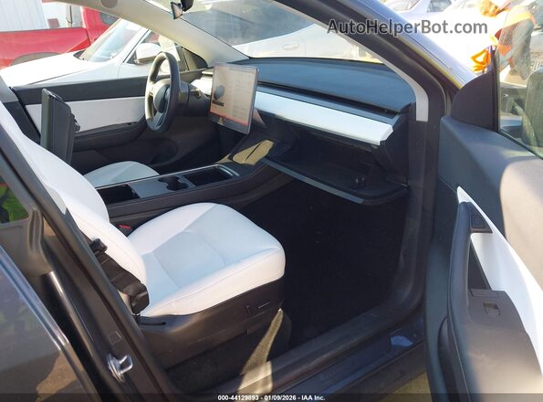 7SAYGDEF7NF459170 2022 TESLA MODEL Y Gray Widok wnętrza z przodu