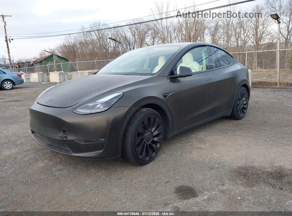 7SAYGDEF9NF518140 2022 TESLA MODEL Y Gray Առջևի ձախ երեք քառորդ տեսարան