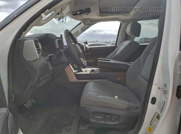 7SVAAABA0RX038917 2024 TOYOTA SEQUOIA Белый Вид салона спереди