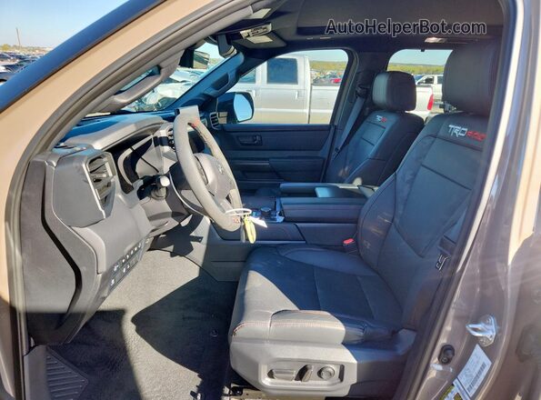 7SVAAABA0SX067579 2025 TOYOTA SEQUOIA Tan Вид салону спереду