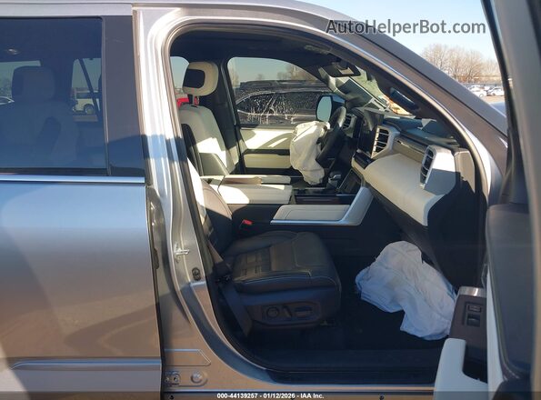 7SVAAABA1PX008855 2023 TOYOTA SEQUOIA Silver Widok wnętrza z przodu