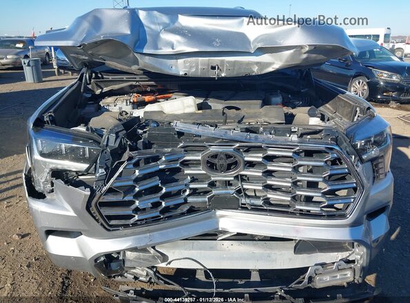 7SVAAABA1PX008855 2023 TOYOTA SEQUOIA Silver Widok z tyłu