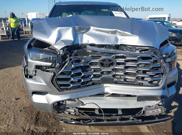 7SVAAABA1PX008855 2023 TOYOTA SEQUOIA Silver Widok z przodu