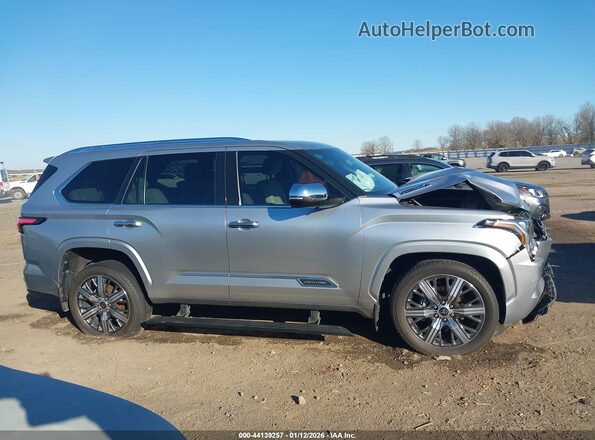 7SVAAABA1PX008855 2023 TOYOTA SEQUOIA Silver Widok wnętrza 360 stopni