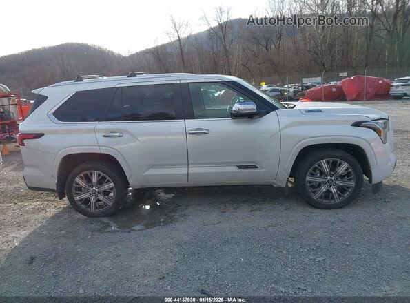 7SVAAABA3RX031489 2024 TOYOTA SEQUOIA White Вид задньої частини салону