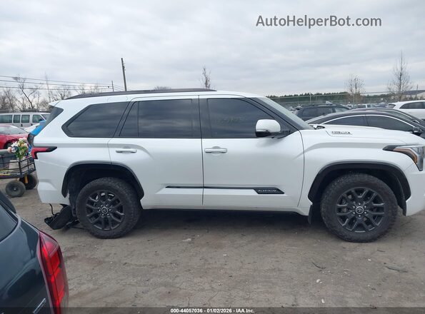7SVAAABA7PX005703 2023 TOYOTA SEQUOIA White Սալոնի հետևի տեսք