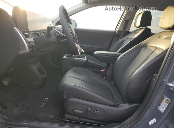 7YAKN4DA1SY035969 2025 HYUNDAI IONIQ Gray Widok wnętrza z przodu