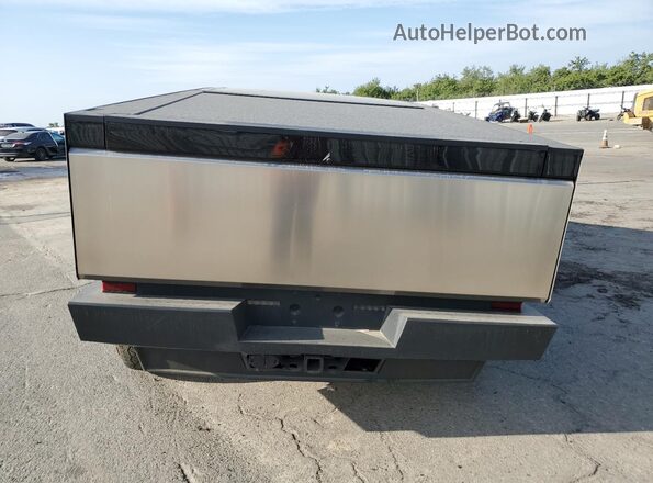 7G2CEHED5RA012985 2024 TESLA CYBERTRUCK Silver წინა სალონის ხედი
