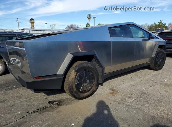 7G2CEHED7RA033076 2024 TESLA CYBERTRUCK Silver Delantero derecho