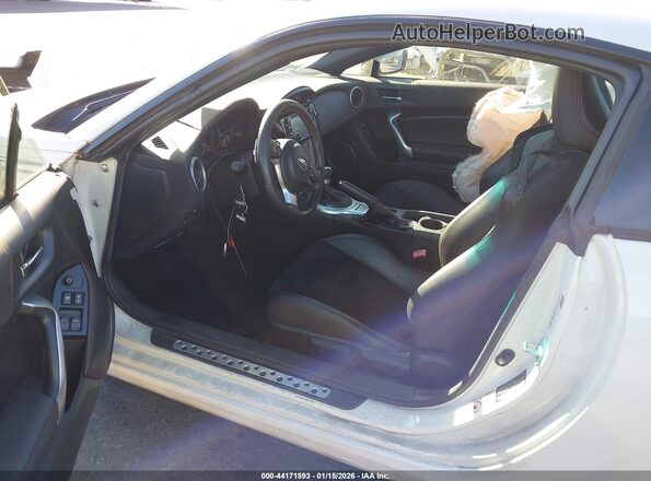JF1ZCAC13H8605335 2017 SUBARU BRZ White Widok wnętrza z przodu