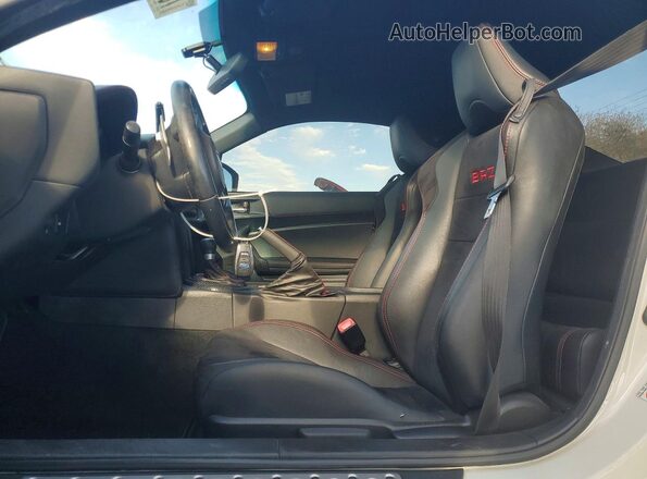 JF1ZCAC13J8601534 2018 SUBARU BRZ White Вид салону спереду