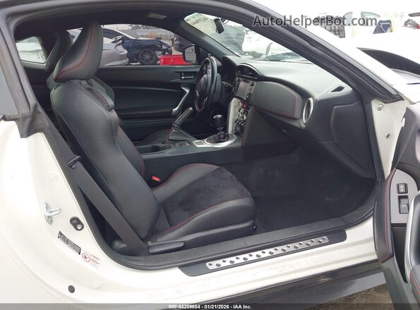 JF1ZCAC17H9605946 2017 SUBARU BRZ White Widok wnętrza z przodu