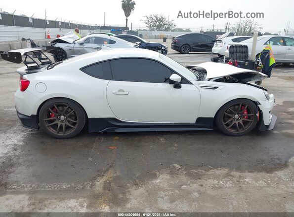 JF1ZCAC17H9605946 2017 SUBARU BRZ White Widok wnętrza z tyłu