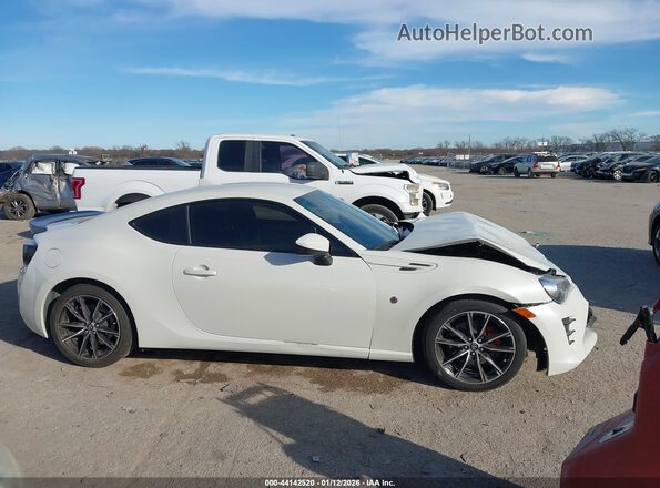 JF1ZNAA19H9701817 2017 TOYOTA 86 White 