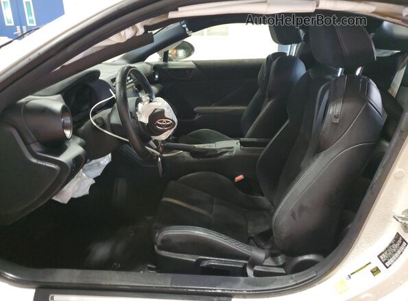 JF1ZNBE11P9756745 2023 TOYOTA GR White Vista interior delantera