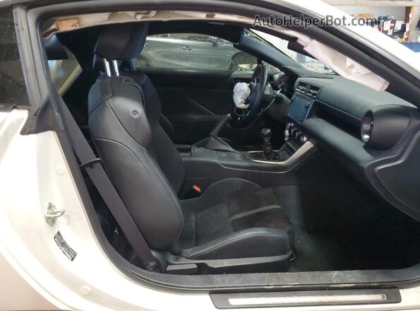 JF1ZNBE11P9756745 2023 TOYOTA GR White Vista de los asientos traseros
