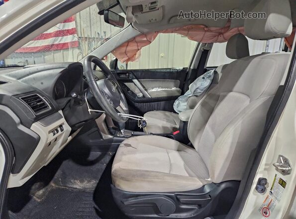 JF2SJAAC7HH413066 2017 SUBARU FORESTER 2.5 White Vista interior delantera