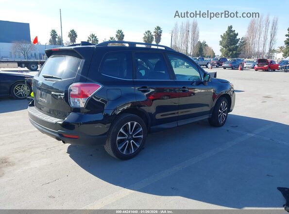 JF2SJGEC3JH553845 2018 SUBARU FORESTER2. Black 