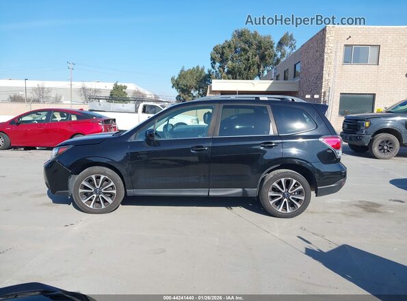 JF2SJGEC3JH553845 2018 SUBARU FORESTER2. Black 