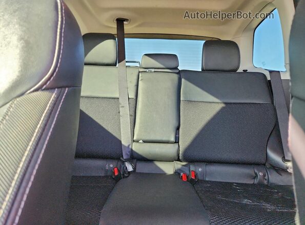 JF2SJGEC8JH446676 2018 SUBARU FORESTER2. Maroon Vista de los asientos traseros