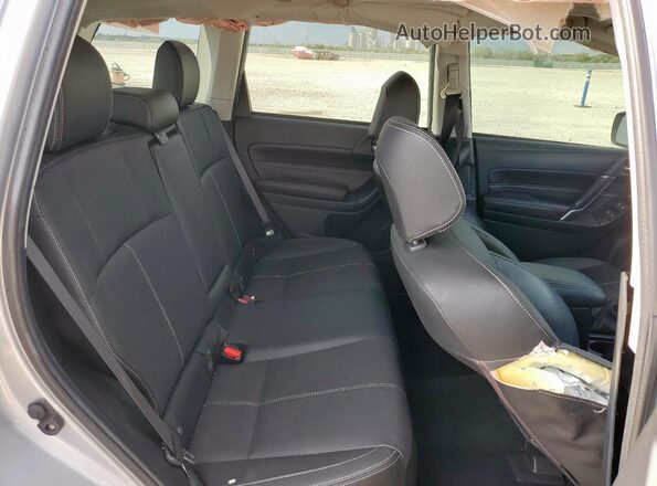 JF2SJGWC0JH554756 2018 SUBARU FORESTER2. Серебряный Вид задней части салона