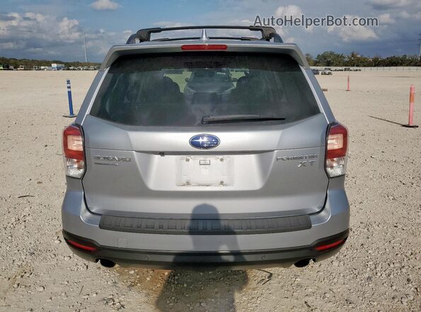 JF2SJGWC0JH554756 2018 SUBARU FORESTER2. Серебряный Вид сзади