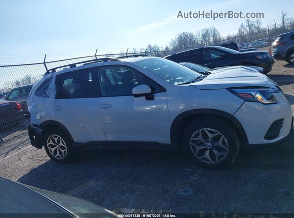 JF2SKAEC3NH423239 2022 SUBARU FORESTER White Вид задньої частини салону
