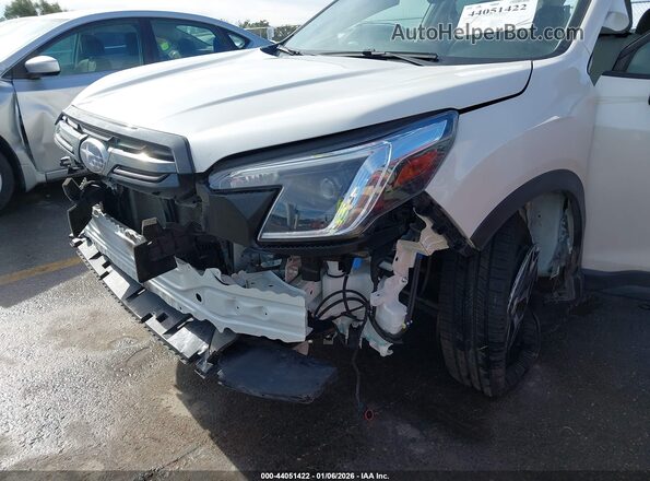JF2SKAEC5NH488318 2022 SUBARU FORESTER Белый Вид спереди
