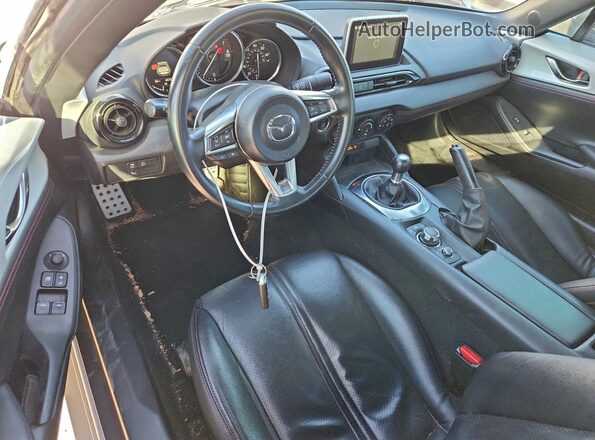JM1NDAL71H0108700 2017 MAZDA MX-5 Белый Вид панели приборов