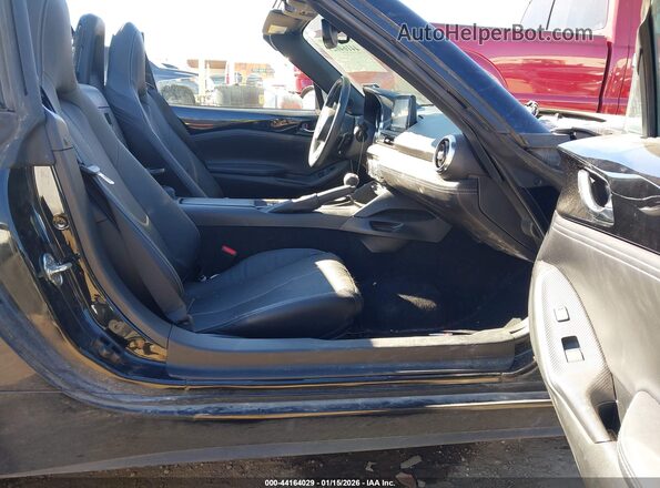 JM1NDAM76P0555083 2023 MAZDA MX-5 MIATA RF Черный Вид салона спереди