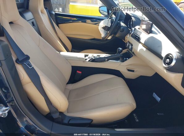 JM1NDAM79S0653128 2025 MAZDA MX-5 MIATA RF Blue Widok naklejki z numerem VIN