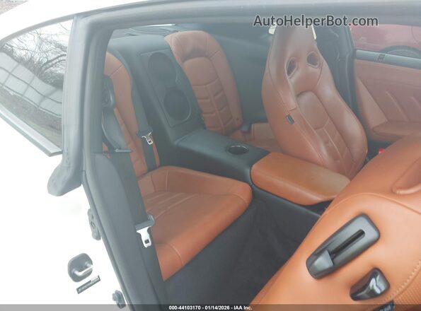 JN1AR5EF6HM820840 2017 NISSAN GT-R White VIN կոդի պիտակի տեսք
