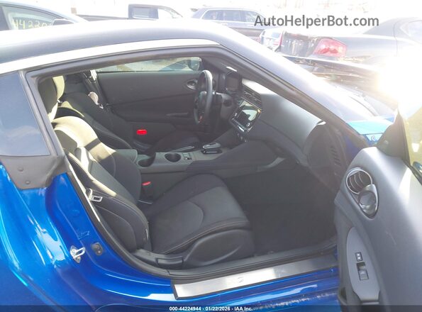 JN1BZ4AH5RM366779 2024 NISSAN Z Blue წინა სალონის ხედი