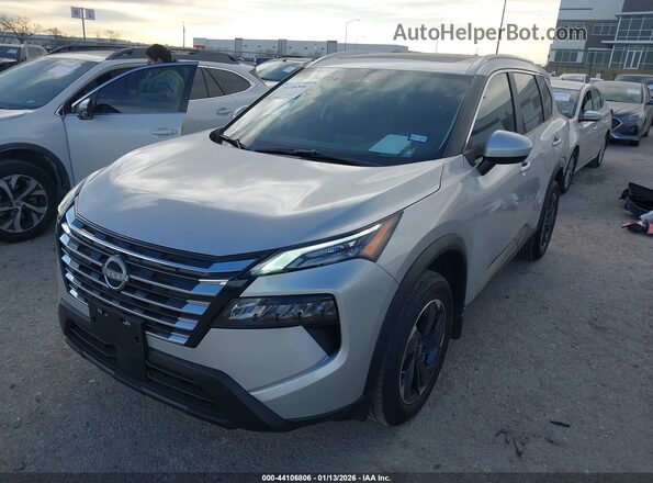 JN8BT3BA6SW010270 2025 NISSAN ROGUE Silver Vista tres cuartos delantera izquierda
