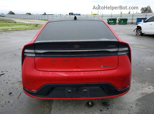 JTDACACUXP3004968 2023 TOYOTA PRIUS Red Вид ззаду