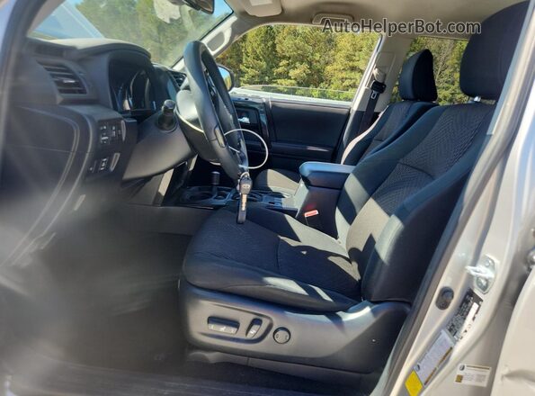 JTEBU5JR0L5830973 2020 TOYOTA 4RUNNER Silver Вид салону спереду